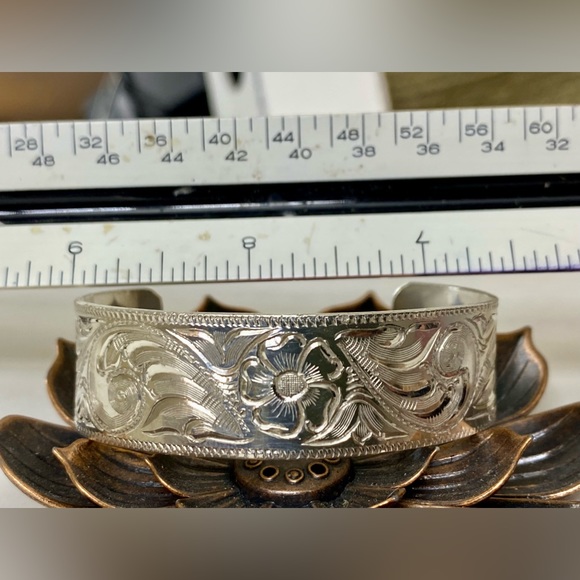 Hand engraved sterling silver cuff - Picture 3 of 8